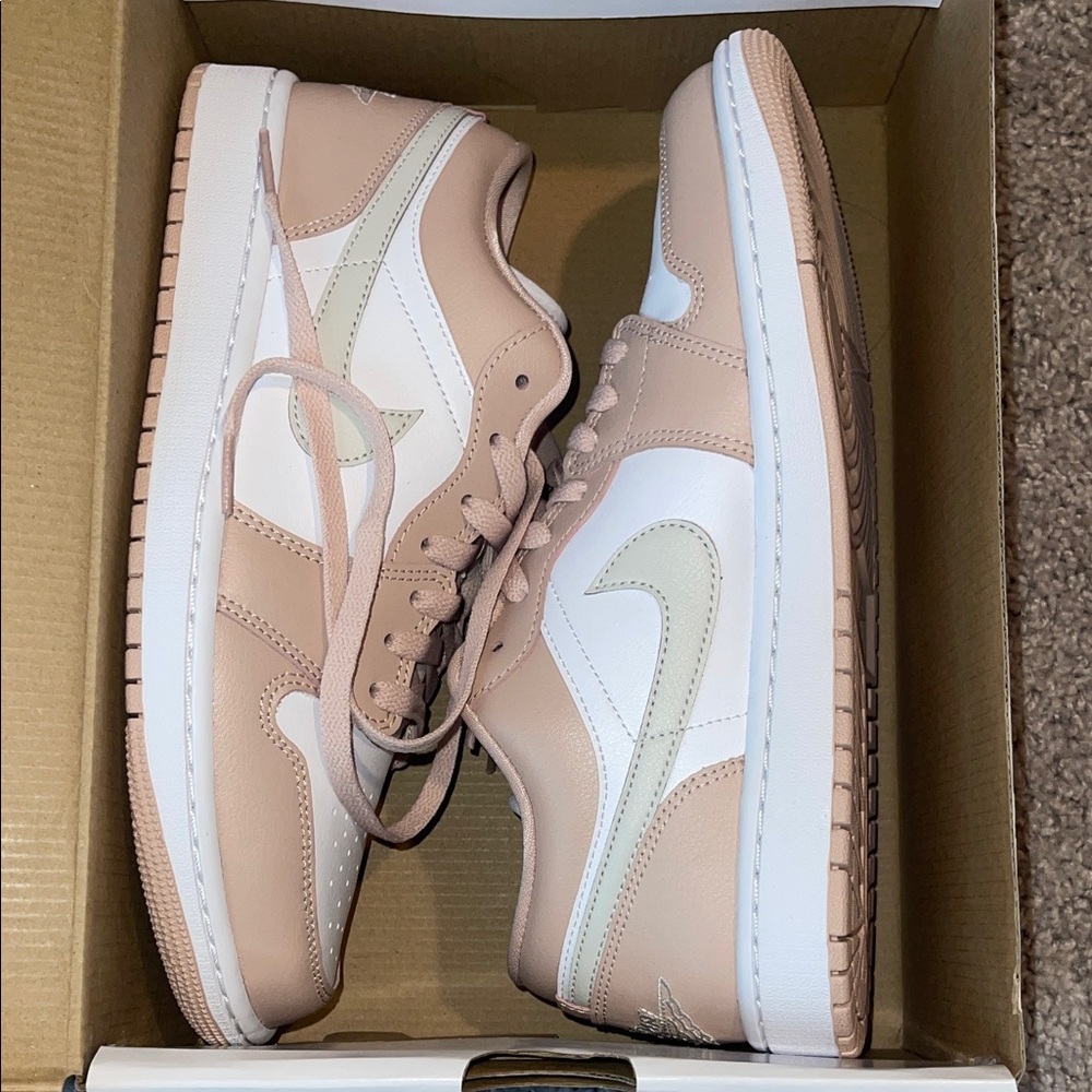 Nike WMNS AIR JORDAN 1 LOW